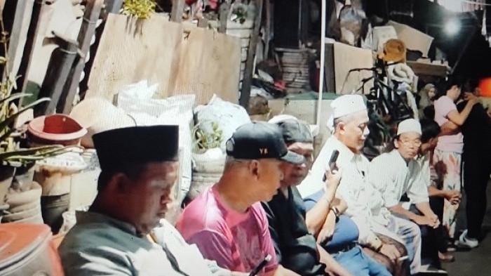 RUMAH DUKA ALVARO - Keluarga langsung syok usai mendapatkan kabar bahwa bocah berusia enam tahun bernama Alvaro Kiano Nugroho yang hilang sejak 6 Maret 2025 silam akhirnya ditemukan dalam kondisi meninggal dunia. Suasana rumah duka haru biru.