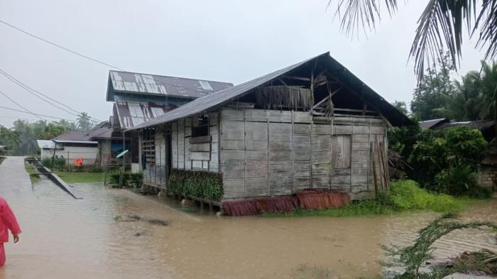 CUACA EKSTREM — Sejumlah rumah warga terendam banjir akibat luapan sungai di Kabupaten Sambas, Kalimantan Barat, Sabtu (9/5/2026). Terkini, BNPB mengeluarkan peringatan siaga potensi hujan lebat di hampir seluruh wilayah Indonesia guna mengantisipasi bencana susulan.