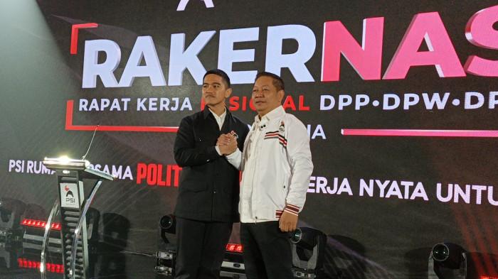 RAKERNAS I DPP PSI - Momen Ketua Umum DPP Partai Solidaritas Indonesia (PSI) Kaesang Pangarep memberikan jaket PSI untuk Rusdi Masse Mappasessu di pembukaan Rakernas I DPP PSI di Sandeq Ballroom Claro Hotel, Makassar, Sulawesi Selatan, Kamis (29/1/2026). 