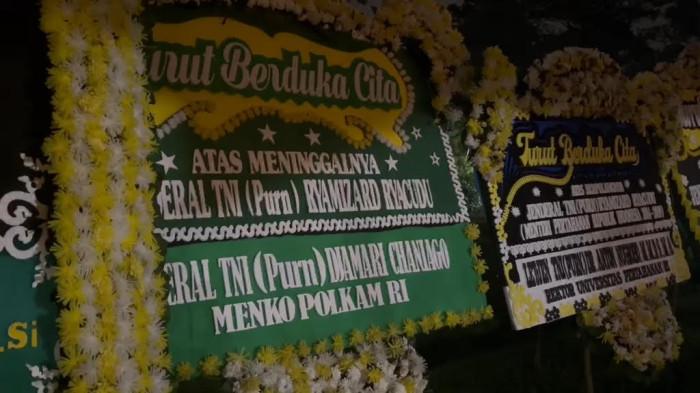 Sejumlah karangan bunga terus berdatangan ke rumah duka eks Menteri Pertahanan Ryamizard Ryacudu di Perumahan Puri Wira Bhakti 1/1b Cikeas Bogor, Jawa Barat, Minggu (31/5/2026). (Tribunnews.com/Abdi Ryanda Shakti).