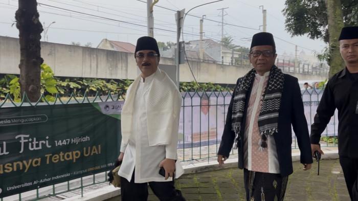 SALAT IDULFITRI- Mantan Menpora Adhyaksa Dault dan Prof. Mahfud MD (kanan), berjalan bersama setibanya di kompleks Masjid Agung Al Azhar untuk menunaikan ibadah Shalat Idul Fitri 1445 H. Prof. Mahfud MD sendiri bertindak sebagai khatib dalam pelaksanaan shalat Id di masjid tersebut. 