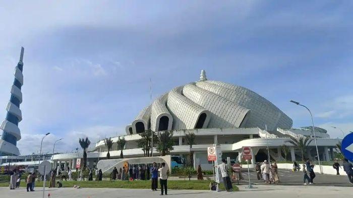 SALAT IDULFITRI- Masjid Negara IKN, Kaltim. Masjid Negara IKN pertama kali digunakan untuk salat Idul Fitri