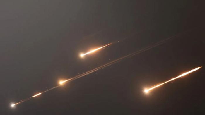 SASAR ISRAEL - Gelombang serangan rudal yang diluncurkan Iran