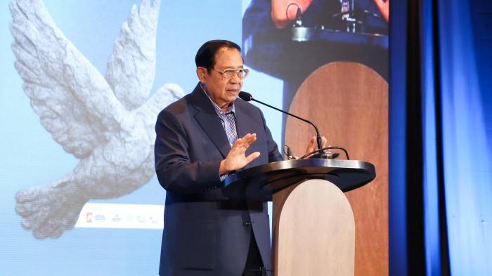 KEPEMIMPINAN PRABOWO - Presiden ke-6 Republik Indonesia, Susilo Bambang Yudhoyono (SBY) saat membuka pameran seni bertajuk Art for Peace and a Better Future yang digelar oleh Komunitas Seni SBY di Senopati, Jakarta Selatan, Sabtu (6/9/2025).