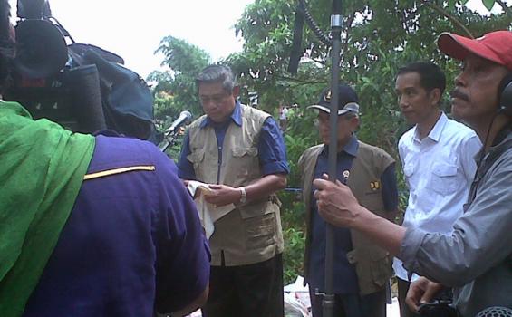 SBY Konferensi Pers di Halaman Rumah Warga yang Kena Banjir