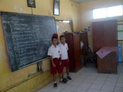 Murid SD Cangkring Belajar Dalam Ketakutan