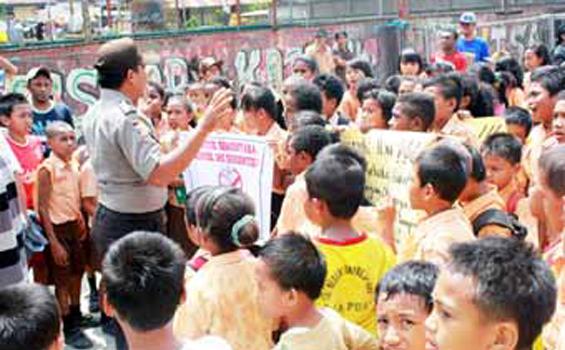 Ditolak Daftar ke SMP, Ratusan Siswa Demo Disdik