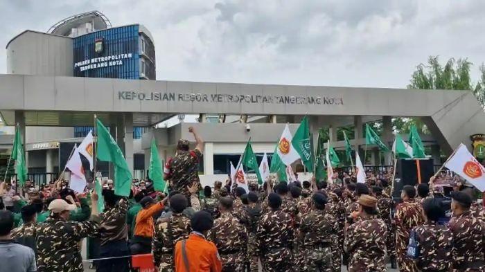 SERUAN TANGKAP BAHAR- Aksi unjuk rasa GP Ansor dan Banser di Mapolres Metro Tangerang Kota di Jalan Perintis Kemerdekaan, Babakan, Kota Tangerang, Banten, Sabtu (7/2/2025).Mereka menyeruakan keinginan agar polisi menangkap Bahar bin Smith.