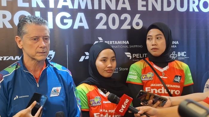 SIAP TAMPIL - Pelatih Jakarta Pertamina Enduro (JPE), Bulent Karslioglu (kiri) saat diwawancarai usai acara pengenalan para pemain JPE yang bersiap tampil pada Proliga 2026, Enduro Fastron Lounge, Jakarta, Senin (5/1/2026). 