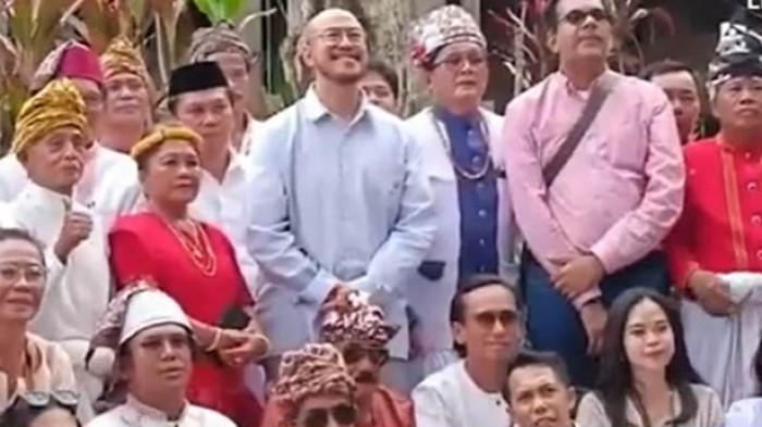 SIDANG ADAT - Ini detik-detik saat  Komika Pandji Pragiwaksono terlihat hadiri langsung prosesi sidang peradilan adat Toraja Selasa (10/2/2026) siang. 