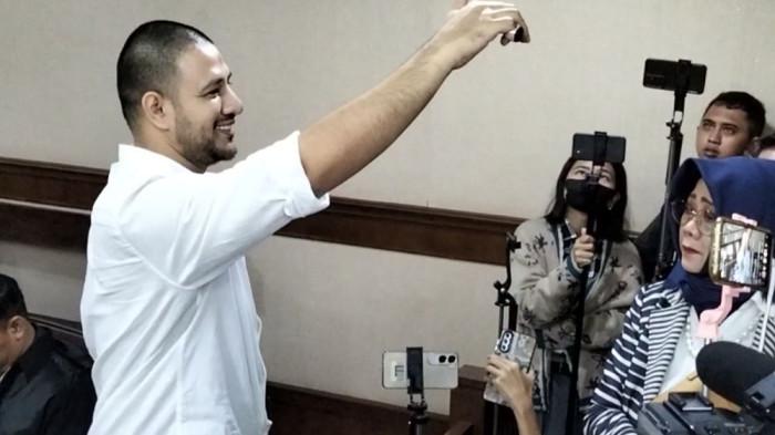 SIDANG LANGSUNG - Ammar Zoni hadir secara langsung di sidang kasus narkoba di Pengadilan Negeri Jakarta Pusat.