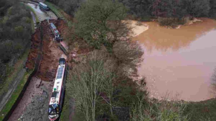 SINKHOLE INGGRIS. Seorang pria nyaris celaka setelah perahu-perahunya terseret ke sinkhole atau lubang raksasa yang muncul secara tiba-tiba di kanal Shropshire, Inggris. Tangkap Layar The Guardian, Selasa (23/12/2025).
