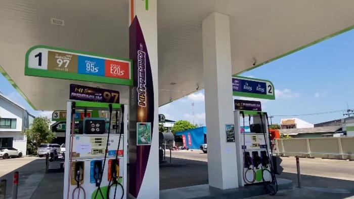HEMAT ENERGI - Stasiun Pengisian Bahan Bakar Umum (SPBU) di Thailand. Untuk menghemat energi Pemerintah Thailand menangguhkan perjalanan ke luar negeri, mengenakan kemeja lengan pendek saat bekerja, dan menggunakan tangga ketimbang memakai lift.