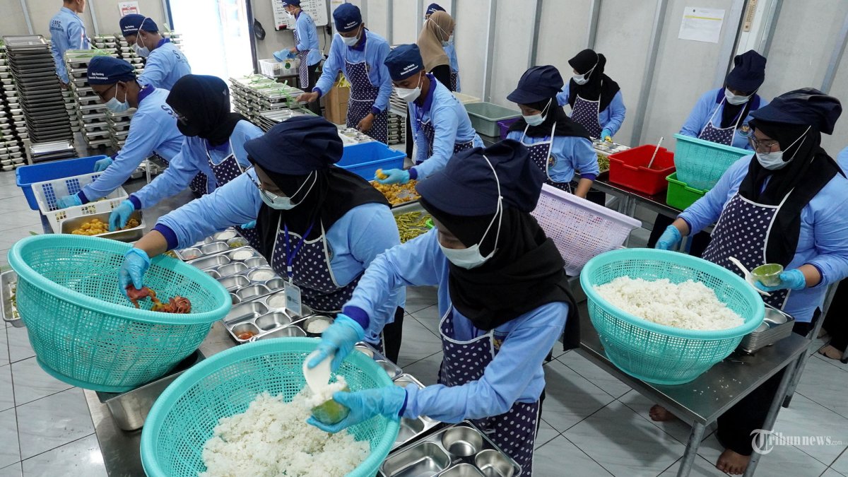 DAPUR MBG - Petugas menyiapkan paket makanan bergizi yang akan didistribuskan ke salah satu sekolah pada program Makan Bergizi Gratis (MBG) di dapur Satuan Pelayanan Pemenuhan Gizi (SPPG) Baleendah Rancamanyar, Jalan Bojongsayang, Desa Rancamanyar, Kecamatan Baleendah, Kabupaten Bandung, Jawa Barat, Senin (29/9/2025). Dapur SPPG yang melibatkan 47 orang relawan ini beroperasi sejak 25 Agustus 2025 dengan mendistribusikan MBG kelima sekolah, yakni SDN Rancamanyar 2,3 dan 6, SDIT Az-Zahra Rancamanyar, dan SMPN 3 Baleendah. Serta Posyandu B3 yang melayani ibu hamil, ibu menyusui, dan balita. (TRIBUN JABAR/GANI KURNIAWAN)