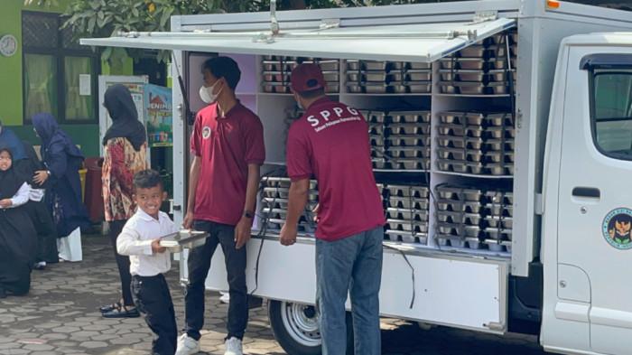 DAPUR MBG - Suasana SPPG Kedaleman Cilegon, Banten, menyiapkan MBG, Jumat, (7/11/2025).