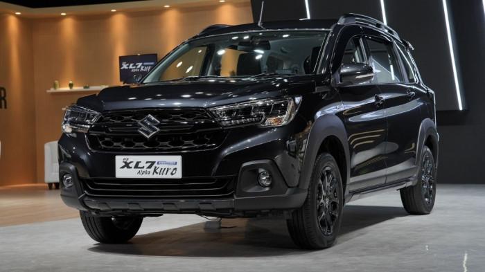 SUZUKI XL7 HYBRID - New XL7 Hybrid Alpha Kuro menampilkan aksen hitam eksklusif pada seluruh eksterior, termasuk head lamp dan rear lamp, garnish bumper depan & belakang, roof rail, door handle set, garnish side sill splash, black tailgate garnish, rear upper spoiler, dan emblem Alpha