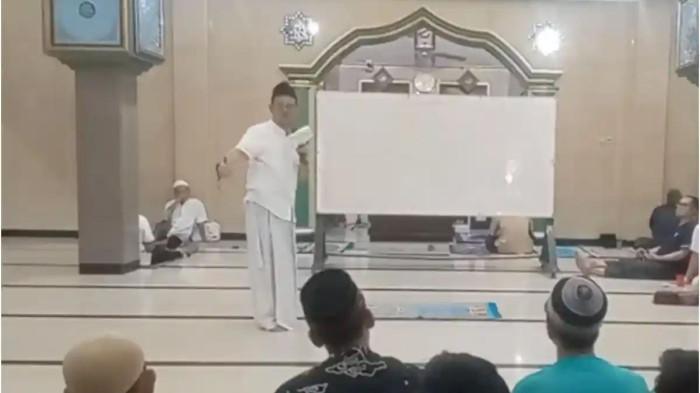 SYL CERAMAH - Mantan Menteri Pertanian sekaligus mantan Gubernur Sulsel, Syahrul Yasin Limpo ceramah di masjid Lembaga Pemasyarakatan (Lapas) Klas I Sukamiskin, Bandung, Jawa Barat. Dalam ceramahnya, mantan Bupati Gowa itu 