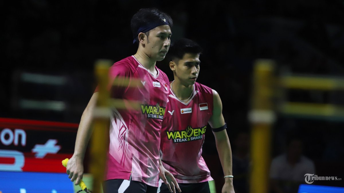 POLYTRON INDONESIA OPEN - Pebulu tangkis ganda putra Indonesia Sabar Karyaman Gutama dan Moh Reza Pahlevi Isfahani saat melawan ganda putra China Huang Di dan Liu Yang pada babak 16 besar Polytron Indonesia Open 2026 di Istora Senayan, Jakarta, Kamis (4/6/2026). Sabar/Reza melaju ke babak 8 besar usai menang rubber gim 21-15, 15-21 dan 21-17.  TRIBUNNEWS/HERUDIN