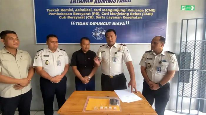 SABU NYANGKUT - Kepala Lapas Pemuda Madiun, Rudi Kristiawan, menunjukkan barang bukti narkotika yang gagal diselundupkan ke dalam Lapas Pemuda Kelas IIA Madiun, Kelurahan Madiun Lor, Kecamatan Manguharjo, Kota Madiun, Selasa (12/5/2026). Narkotika tersebut gagal diselundupkan ke dalam Lapas setelah tersangkut di kawat berduri.