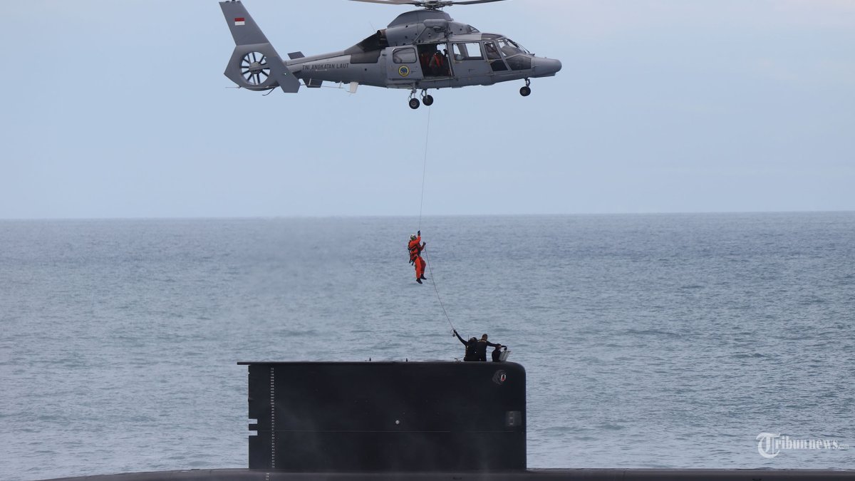 SAILING PASS - Prajurit TNI AL mengikuti Sailing Pass di perairaan Teluk Jakarta, Kamis (2/10/2025). Parade yang diikuti 51 kapal perang tersebut digelar dalam rangka peringatan Hari Ulang Tahun Ke-80 Tentara Nasional Indonesia (TNI). Tribunnews/Jeprima