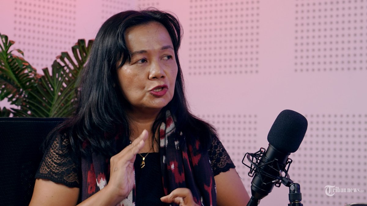 SAKSI KATA - Aktivis Perempuan Suara Ibu Indonesia Ririn Sefsani melakukan wawancara khusus dalam program Saksi Kata di Studio Tribun Network, Jalan Palmerah Selatan, Jakarta Pusat, Kamis (16/10/2025). Wawancara tersebut Ririn menyampaikan alasan permintaan untuk penghentian program Makan Bergizi Gratis (MBG) kepada pemerintah. TRIBUNNEWS/LENDY RAMADHAN