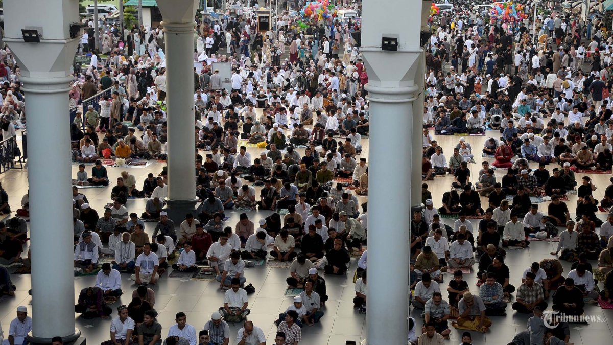 HINGGA HALAMAN - Meski sempat diguyur hujan sejak malam hingga pagi, Jemaah memadati Masjid Nasional Al Akbar Surabaya hingga area halaman depan dan samping saat pelaksanaan Salat Idul Adha 2026, Rabu (27/5/2026). Untuk tahun ini jemaah perempuan berada di posisi utara hingga halaman serta lantai atas dan imam salat dipimpin KH. Abdul Hamid Abdullah ( Imam Besar MAS) sedangkan Khotib Prof. Dr. KH. Abd. Halim Soebahar (Ketua Umum MUI Jawa Timur) dengan tema Belajar dari Keteladanan Nabi Ibrahim dan Ismail untuk Membina Generasi Unggul, SURYA/HABIBUR ROHMAN