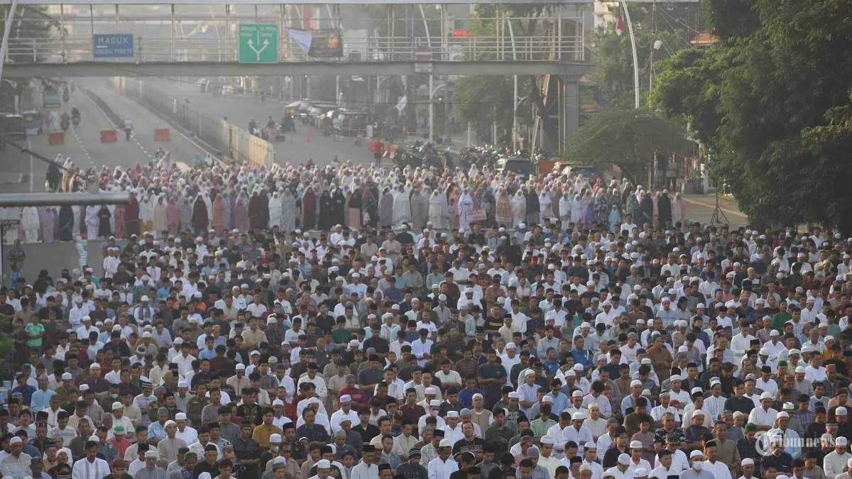 SALAT IDUL ADHA - Umat Islam melaksanakan Shalat Idul Adha 1447 Hijriah di kawasan Jatinegara Rabu (27/5/2026). Pemerintah menetapkan Idul Adha 10 Dzulhijjah 1447 Hijriah pada Rabu (27/5). Warga muslim setempat melaksanakan shalat Idul Fitri di sekitar Gereja Protestan Koinonia yang didirikan pada 1889. Tribunnews/Jeprima