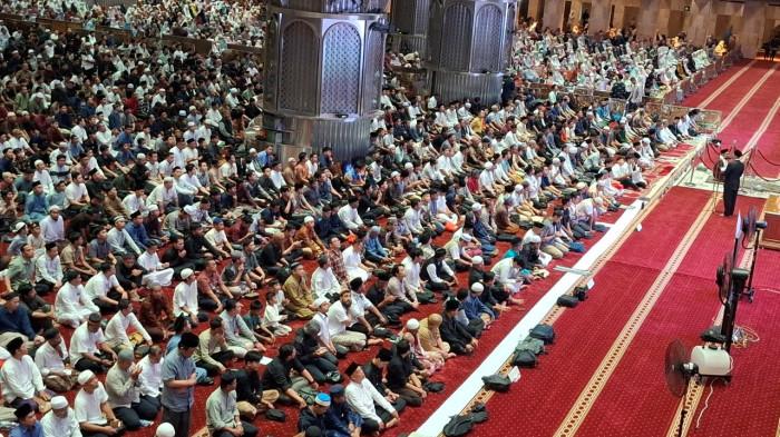 SALAT TARAWIH PERDANA – Suasana Salat Tarawih pertama Ramadan 1447 H/2026 M di Masjid Istiqlal, Jakarta Pusat, Rabu malam (18/2/2026). Menteri Agama sekaligus Imam Besar Masjid Istiqlal, Nasaruddin Umar, memimpin jalannya salat tarawih perdana.