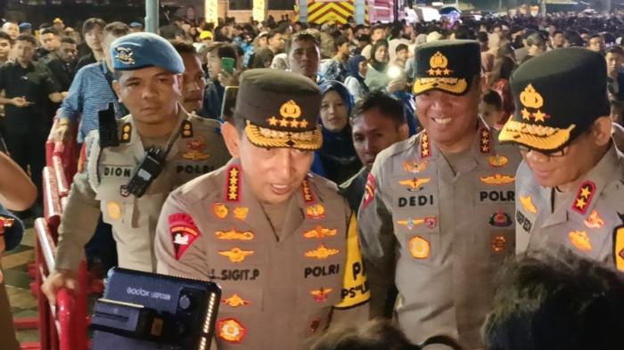 TAHUN BARU 2026 - Kapolri Jenderal Pol Listyo Sigit Prabowo meninjau langsung pelaksanaan perayaan malam Tahun Baru 2026 di Kawasan Bundaran Hotel Indonesia (HI) Jakarta, Rabu (31/12/2025). Sigit terpantau turut membagikan goodie bag berisi sembako untuk masyarakat.