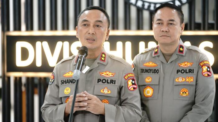 PROFIL POLISI -  Irjen Pol. Sandi Nugroho saat menjabat sebagai Kadiv Humas Polri, menegaskan bahwa dukungan dari berbagai elemen masyarakat menjadi energi tambahan bagi Polri dalam menjalankan mandat konstitusi menjaga keamanan dan ketertiban masyarakat (kamtibmas).