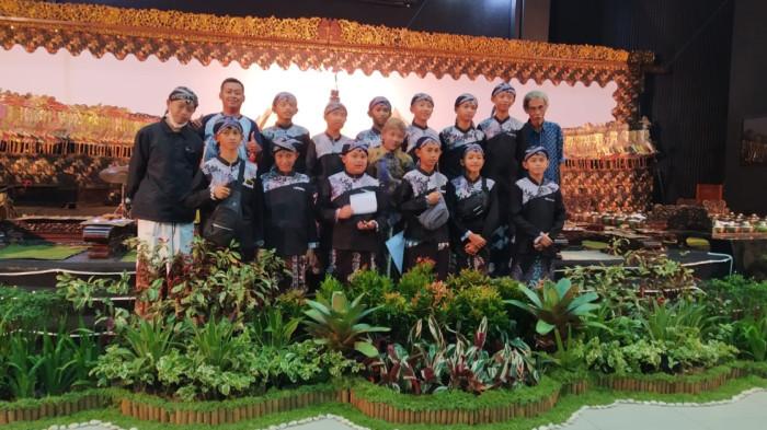 BEJO LESTARI LARAS - Pembina Sanggar Bejo Lestari Laras, Adhi Kusnari, mendampingi anak-anak saat mengisi acara di Gedung TVRI (2022). Berbagai prestasi hingga tingkat nasional menjadi bukti keberhasilan pembinaan, sekaligus memperkuat semangat generasi muda untuk mencintai dan menjaga budaya lokal.
