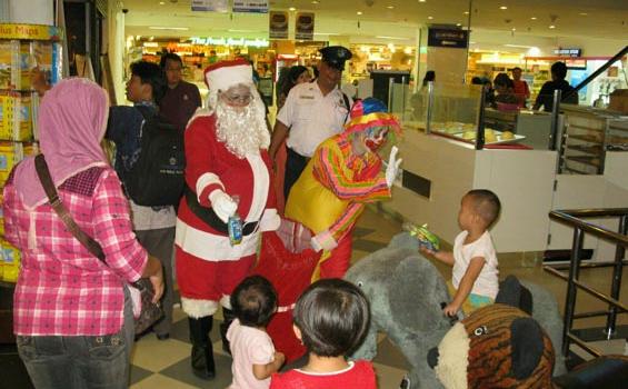 Santa Claus Bagi Bingkisan di Malioboro Mall