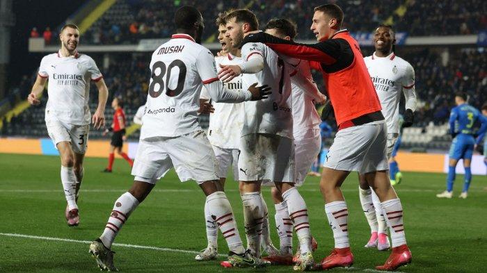 SELEBRASI SANTIAGO GIMENEZ - Santiago Gimenez (no 7) melakukan perayaan gol bersama para pemain AC Milan setelah menetak gol kedua ke gawang Empoli pada laga pekan 24 Liga Italia 2024/2025 di Stadion Carlo Castellani, Empoli, Minggu (9/2/2025).