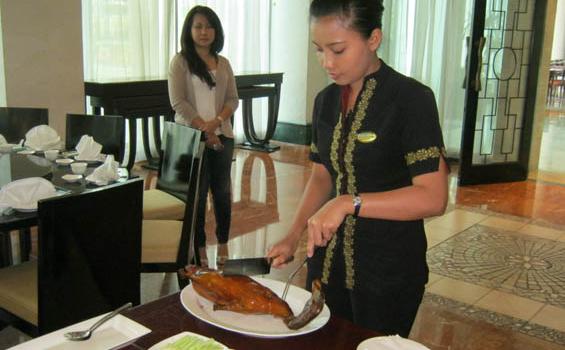Uniknya Sajian Peking Duck Santika Premiere Jakarta