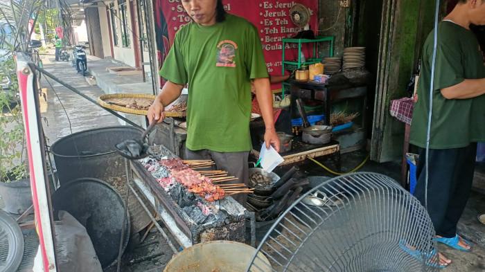 SATE KAMBING SOLO - Suasana pagi hari di warung Sate Kambing Pak Mardi Jl Yosodipuro No.22, Ketelan, Kecamatan Banjarsari, Kota Surakarta, Jawa Tengah, Jumat (13/2/2026)