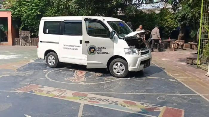 MOBIL MBG - Satu unit mobil MBG hilang kendali dan menabrak siswa di lapangan upacara SDN Kalibaru 01,
