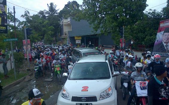 Massa Pendukung Sayang Tumpah Ruang di Jalan