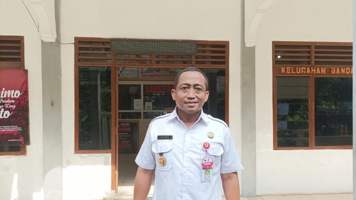 SOSOK LURAH - Sayoko, Lurah Bandarharjo, Kecamatan Semarang Utara, Kota Semarang berfoto di depan kantor kelurahan, Rabu (12/11/2025).