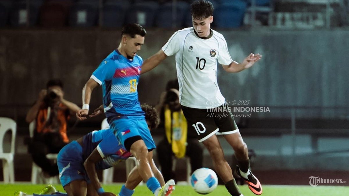 KALAH - Pesepak bola Timnas Indonesia U-22, Rafael William Struick berusaha melewati hadangan pesepak bola Filipina pada pertandingan babak penyisihan Grup C Sepak Bola SEA Games 2025 di The 700th Anniversary of Chiang Mai Stadium, Chiang Mai, Thailand, Senin (8/12/2025). Timnas Indonesia kalah tipis dari Filipina 1-0. TRIBUNNEWS/HO/PSSI