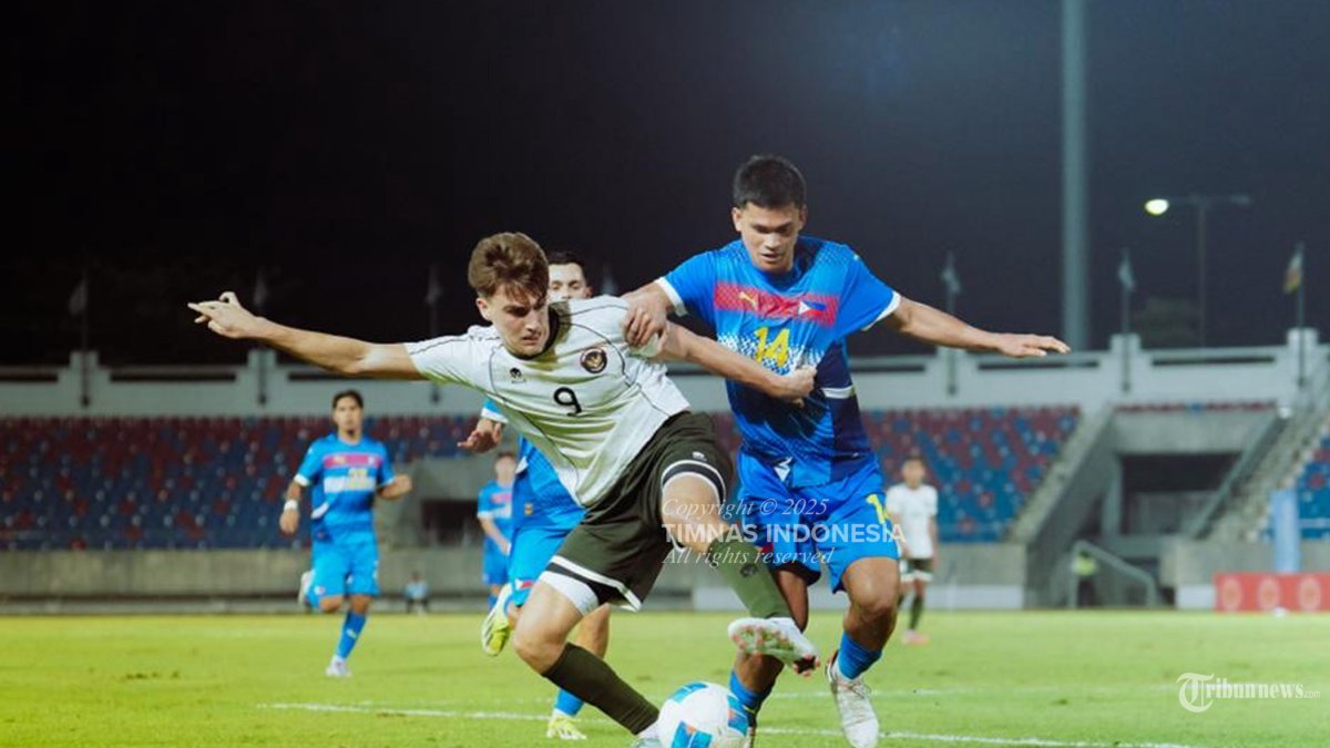 KALAH - Pesepak bola Timnas Indonesia U-22, Mauro Nils Zijlstra berebut bola dengan pesepak bola Filipina pada pertandingan babak penyisihan Grup C Sepak Bola SEA Games 2025 di The 700th Anniversary of Chiang Mai Stadium, Chiang Mai, Thailand, Senin (8/12/2025). Timnas Indonesia kalah tipis dari Filipina 1-0. TRIBUNNEWS/HO/PSSI