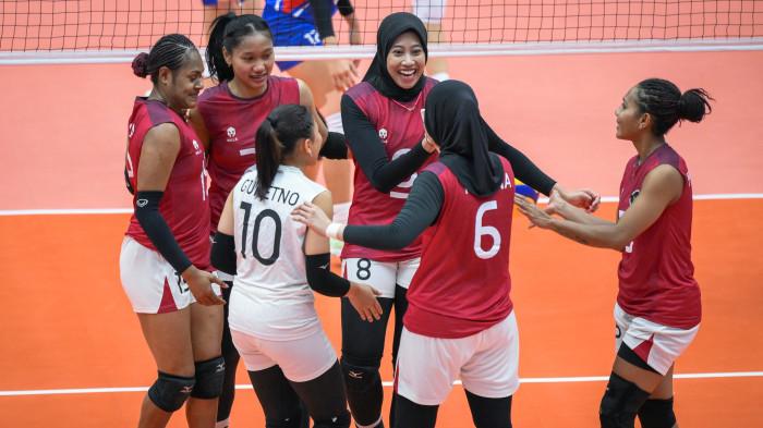 VOLI PUTRI INDONESIA - Megawati Hangestri (tenga) merayakan poin yang didapat dalam pertandingan Voli SEA Games 2025 melawan Malaysia, Rabu (10/12/2025). Indonesia menang 3-0 atas Malaysia di laga pembuka SEA Games 2025.