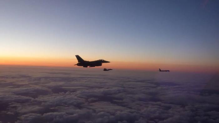 Penampakan Jet Amerika Usir Pesawat-Pesawat Rusia ke Luar dari Zona Udara di Alaska