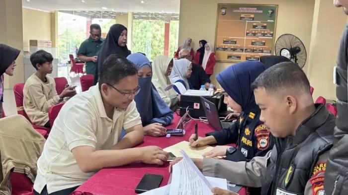 TES DNA - Sejumlah keluarga korban pesawat ATR 42-500 jalani proses pengecekan DNA di Biddokkes Polda Sulsel, Jl Kumala, Makassar, Senin (19/1/2026) pagi.