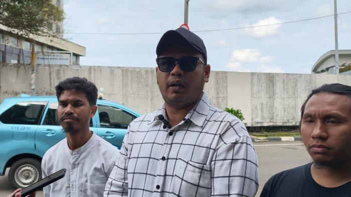 AKSI DI KPK — Sejumlah orang menamakan diri Gerakan Rakyat Anti Korupsi (GRAK) unjuk rasa di depan Gedung Merah Putih KPK, Jakarta, Jumat (27/2/2026). Mereka meminta lembaga antirasuah segera menindaklanjuti laporan dugaan penyimpangan anggaran dana bantuan sosial (bansos) di Provinsi Kalimantan Tengah. 