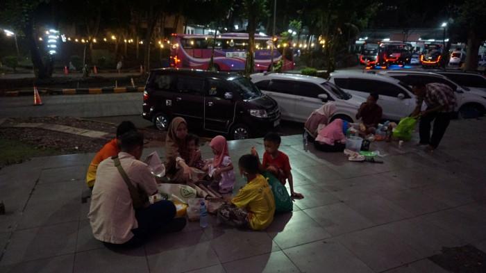 PEMUDIK BUKA PUASA - Sejumlah pemudik memilih beristirahat sekaligus berbuka puasa di Rest Area KM 102 Tol Cikampek-Palimanan (Cipali) wilayah Kabupaten Subang, Sabtu (14/3/2026). Mereka tampak menggelar hidangan berbuka sambil lesehan.