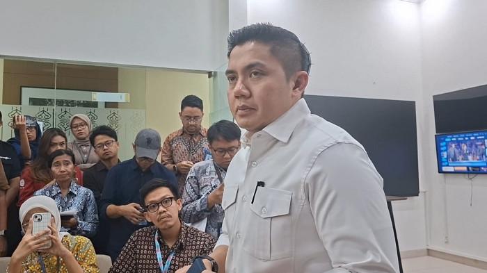 DANA PENDIDIKAN - Sekretaris Kabinet Teddy Indra Wijaya di Istana Kepresidenan Jakarta, Jumat, (27/2/2026). Ia membantah tudingan yang menyebutkan banyak sekolah terbengkalai sekarang.