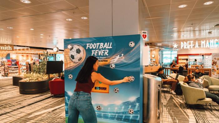 GAME PIALA DUNIA -  Selama Piala Dunia 2026, Penumpang pesawat di Bandara Changi dapat mencoba Tantangan Kiper (Goalkeeper Challenge) yang berlokasi di area transit Terminal 1 dan Terminal 3 untuk melihat apakah mereka memiliki potensi layaknya penjaga gawang sungguhan.