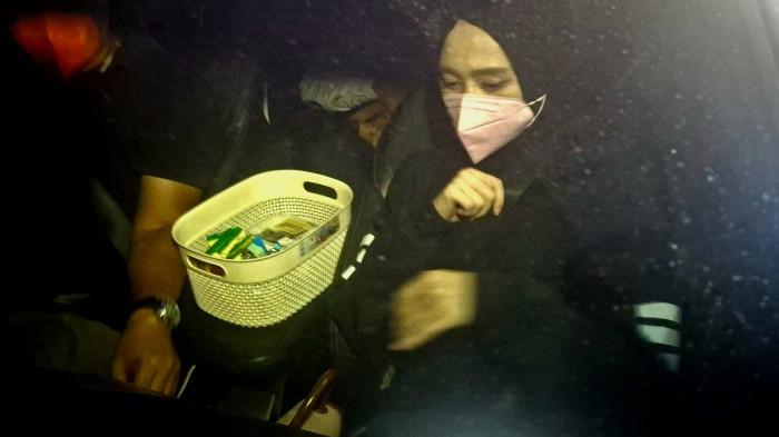 DUGAAN PENIPUAN - Selebgram Inara Rusli melaporkan Insanul Fahmi terkait dugaan kasus penipuan di SPKT Polda Metro Jaya, Jakarta Selatan, Senin (1/12/2025). Inara tak berbicara dan langsung masuk ke dalam mobil.