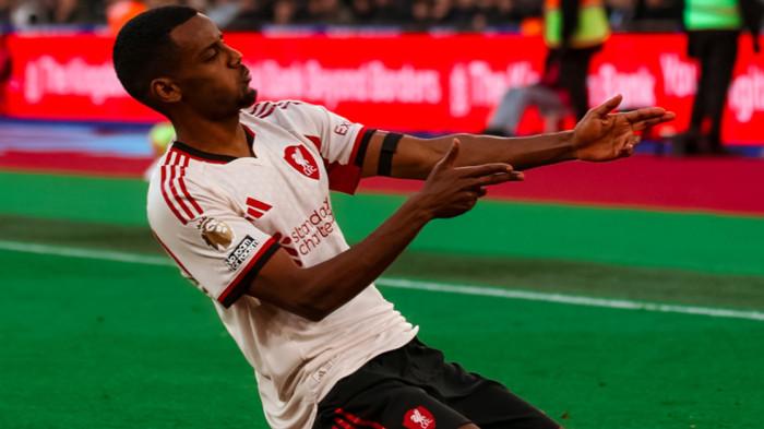 SELEBRASI - Selebrasi Alexander Isak usai cetak gol pertamanya di Liverpool saat melawan West Ham di Liga Inggris 2025/2026, Minggu (30/11/2025) malam WIB.