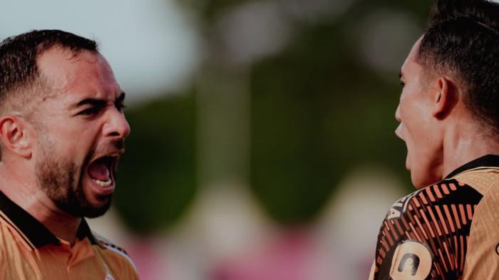 MERATAKAN GOL - Pemain Persija, Jordi Amat (kiri) turut merayakan gol Rayhan Hannan (kanan) saat melawan Persik Kediri pada Sabtu (16/5/2026) sore WIB.